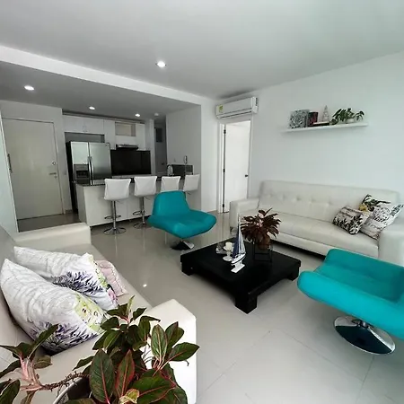 Beachfront Bliss-2br Haven Steps From Sandy Shores Apartamento *