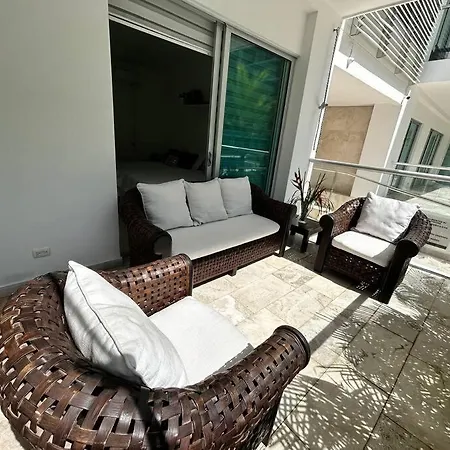 Beachfront Bliss-2br Haven Steps From Sandy Shores Apartamento *