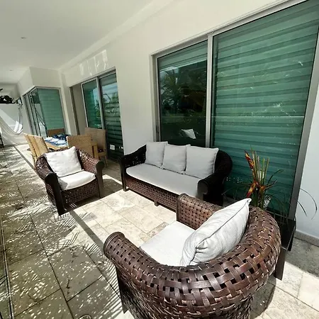 Beachfront Bliss-2br Haven Steps From Sandy Shores Apartamento