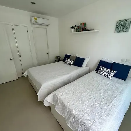 Beachfront Bliss-2br Haven Steps From Sandy Shores Apartamento
