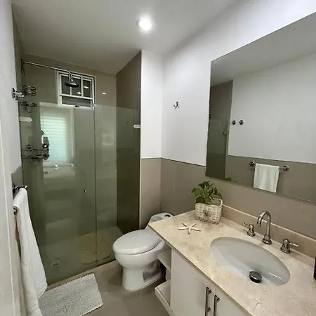 Beachfront Bliss-2br Haven Steps From Sandy Shores Apartamento *