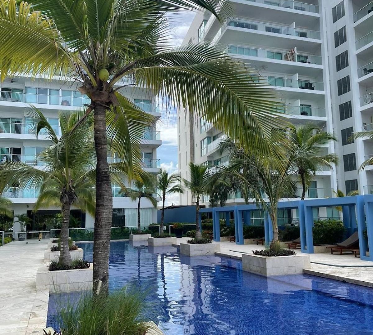 Beachfront Paradise 2Br Pools & Direct Beach Access *