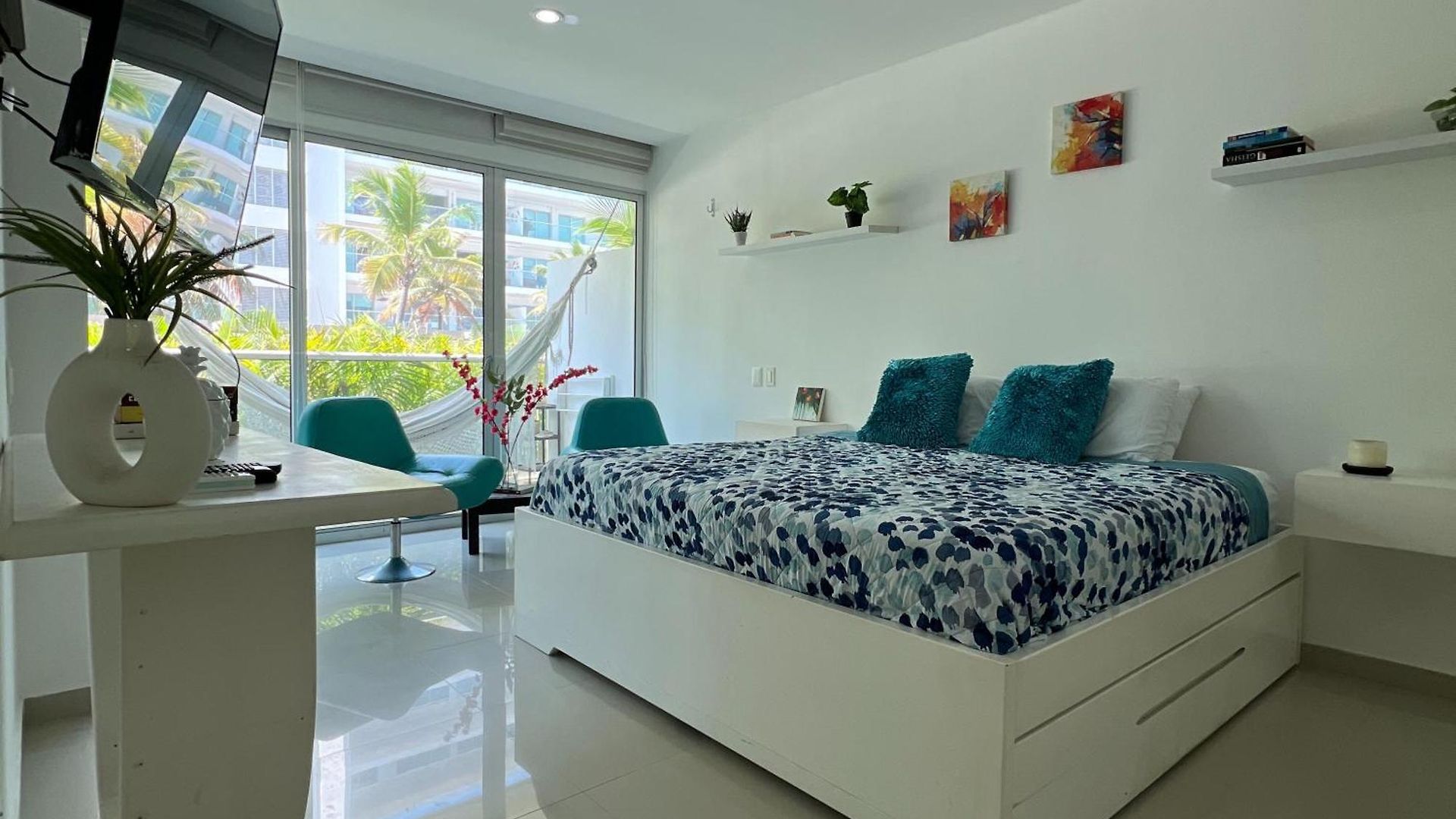 Beachfront Paradise 2br Pools & Direct Access