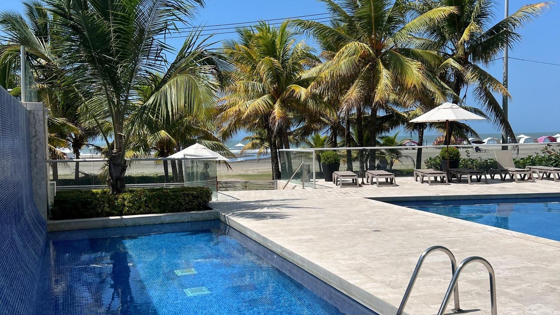 Beachfront Paradise 2br Pools & Direct Access