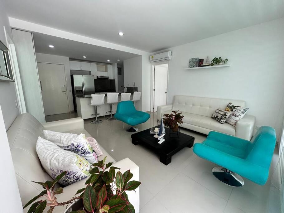 Beachfront Bliss-2br Haven Steps From Sandy Shores Apartamento *