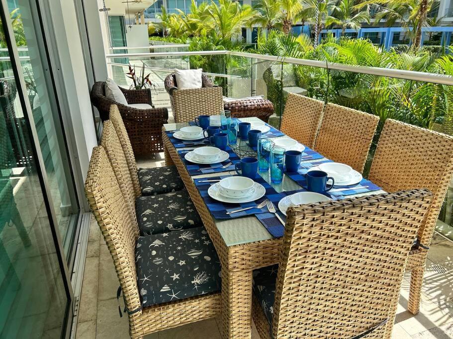 Beachfront Bliss-2br Haven Steps From Sandy Shores Apartamento *