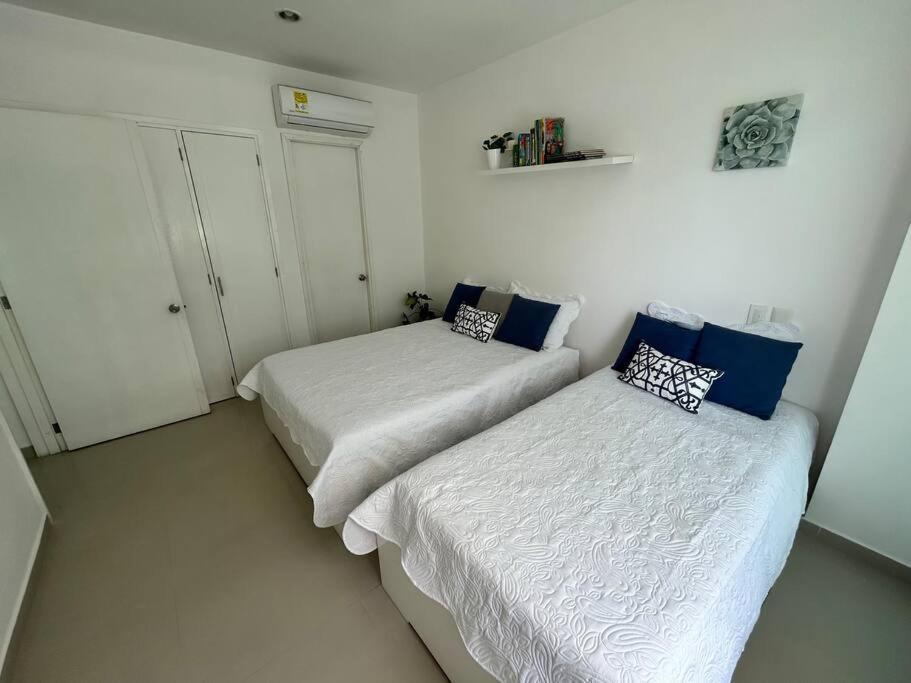 Beachfront Bliss-2br Haven Steps From Sandy Shores Apartamento