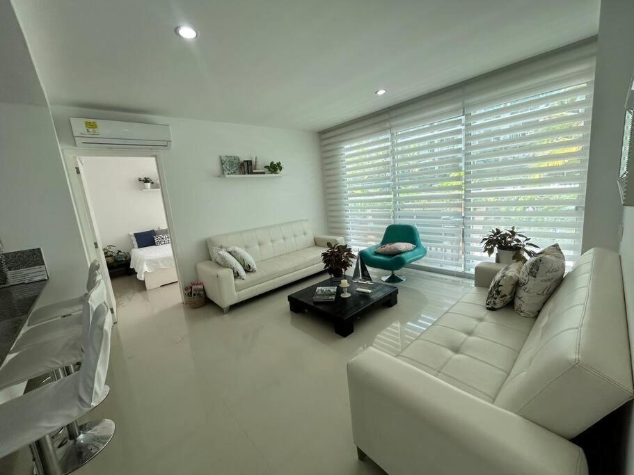 Apartamento Beachfront Bliss-2br Haven Steps From Sandy Shores *