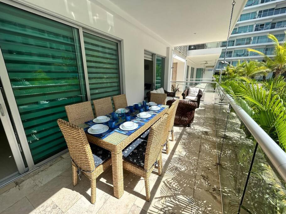 Beachfront Bliss-2br Haven Steps From Sandy Shores Apartamento