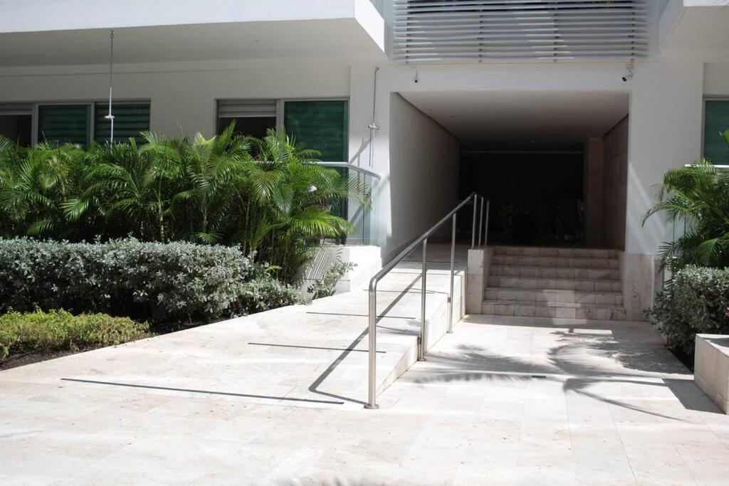 Apartamento Beachfront Bliss-2br Haven Steps From Sandy Shores *