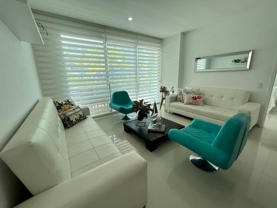 Beachfront Bliss-2br Haven Steps From Sandy Shores Apartamento *