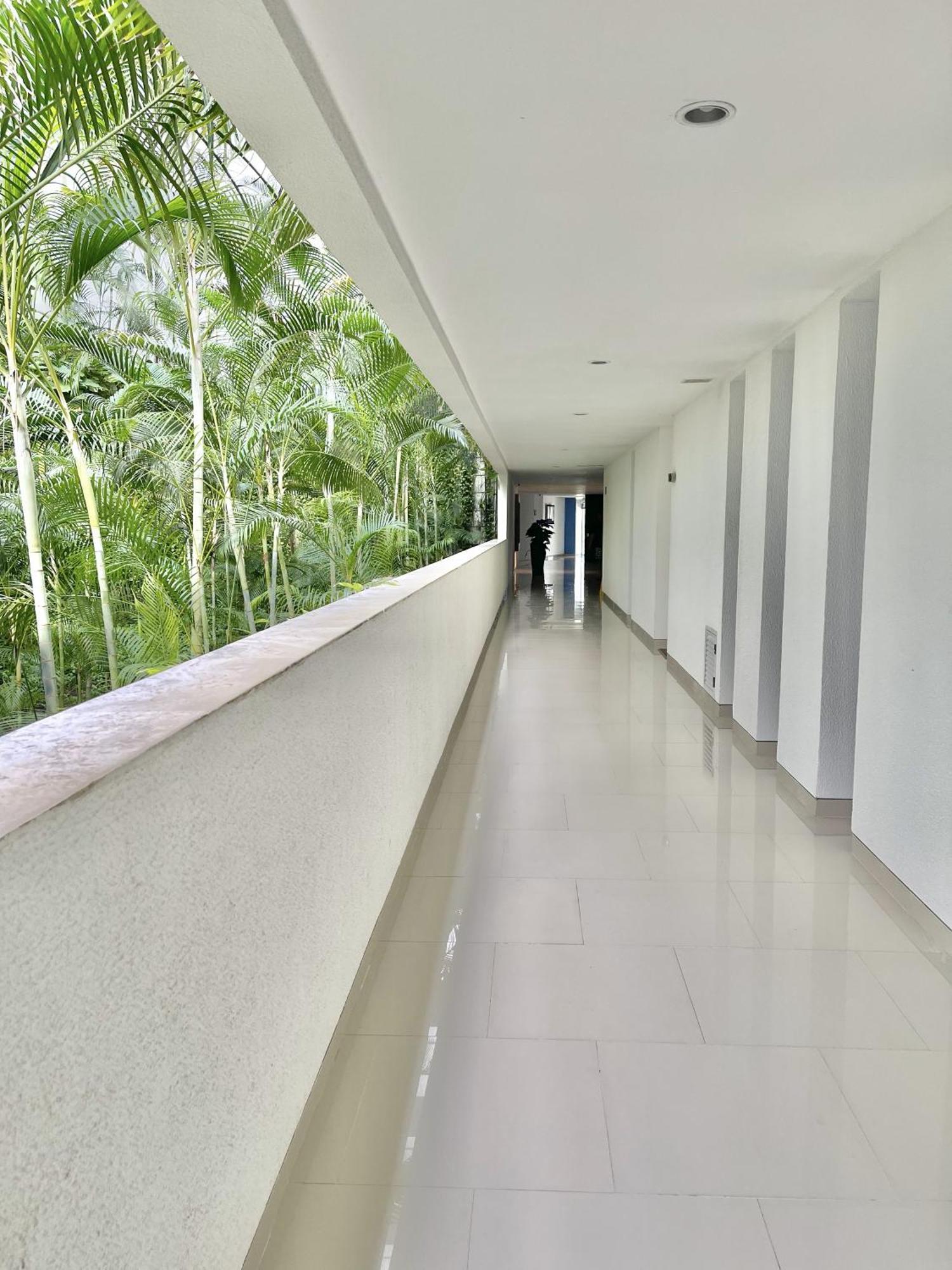 Beachfront Bliss-2br Haven Steps From Sandy Shores Apartamento