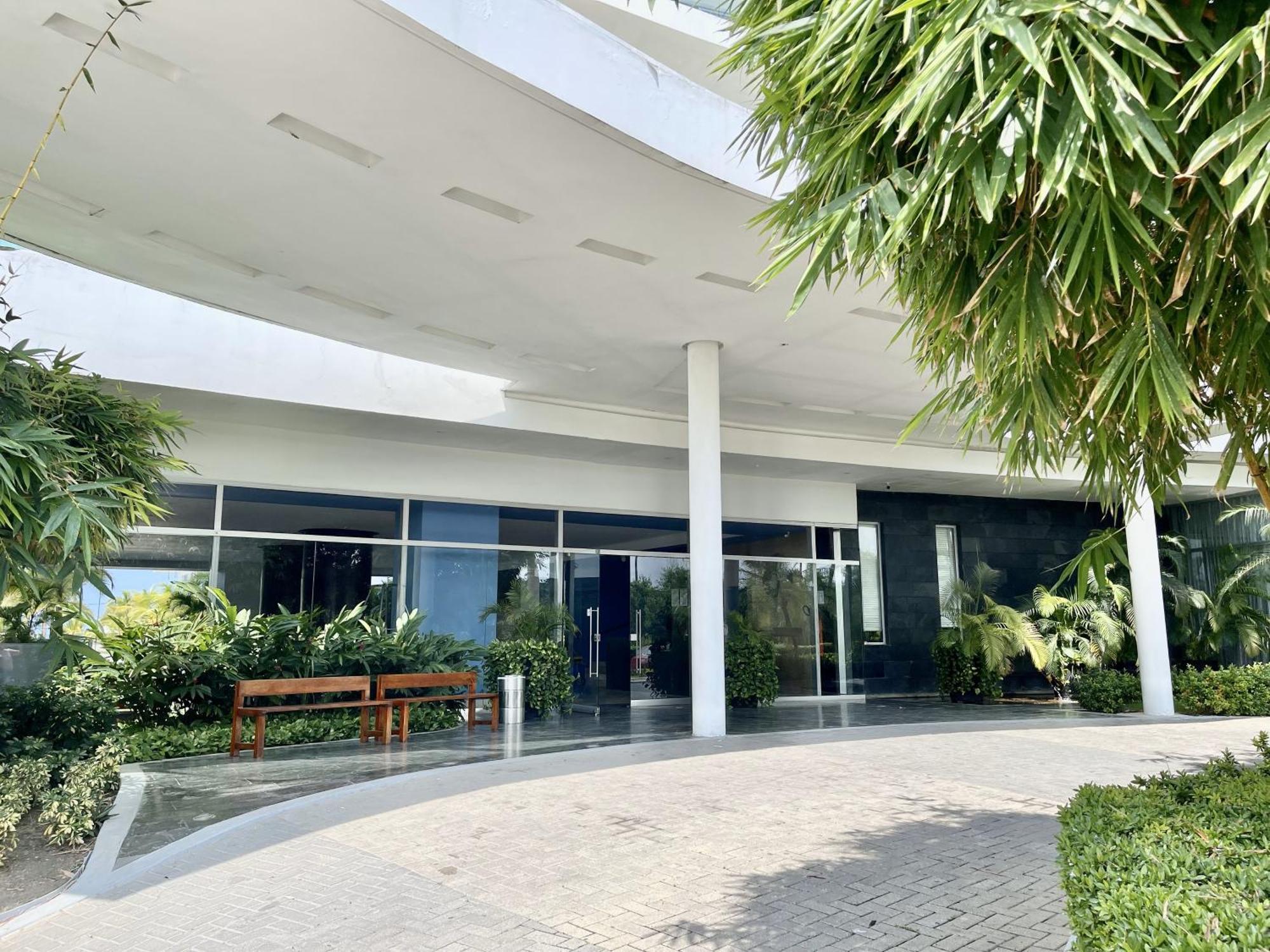 Beachfront Bliss-2br Haven Steps From Sandy Shores Apartamento