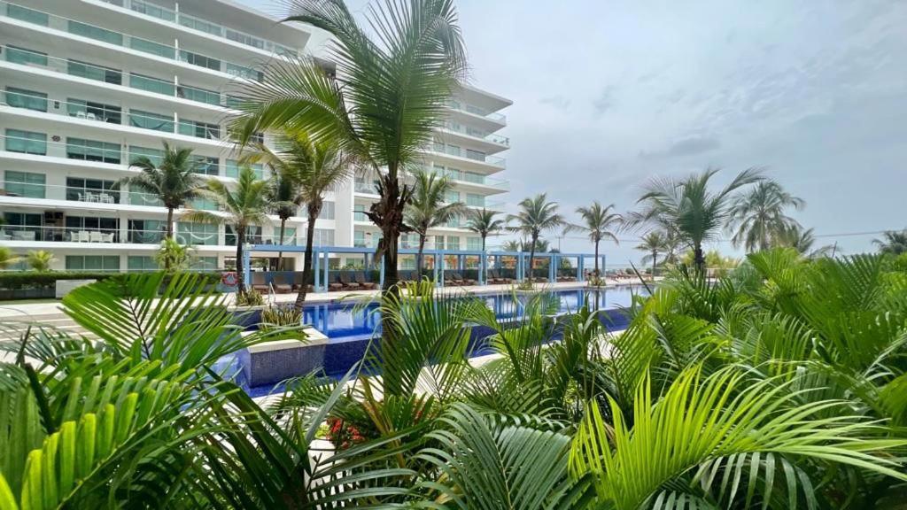 Beachfront Bliss-2br Haven Steps From Sandy Shores Apartamento *